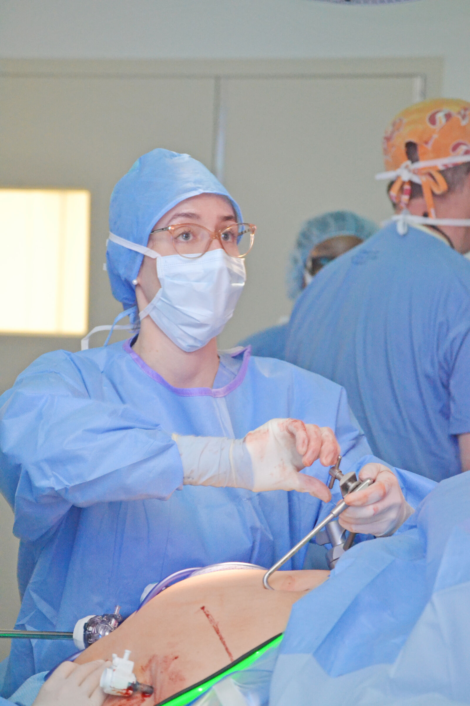 Dr. Elizabeth Bruenderman performs minimally invasive bariatric surgery at UofL Health